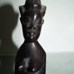 escultura cabeza de mujer africana